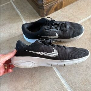 Nike women’s shoes black and white size 9